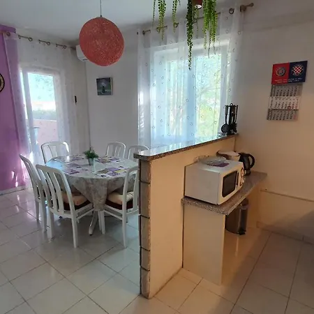 Nives Apartman Pag Town