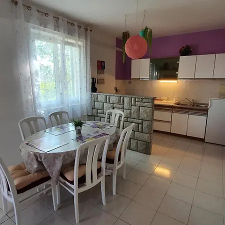 Nives Apartman Pag Town
